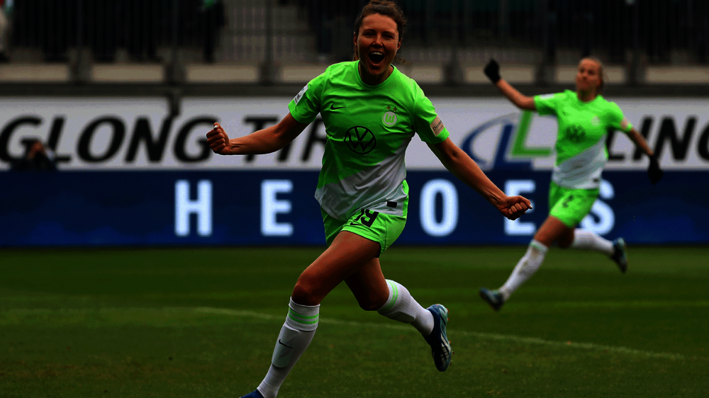 VfL-Wolfsburg-Spielerin Fenna Kalma jubelt nach ihrem Treffer im Spiel gegen MSV Duisburg.