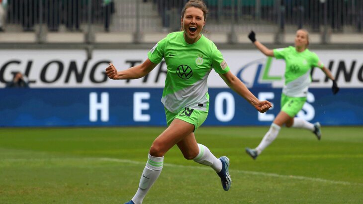 VfL-Wolfsburg-Spielerin Fenna Kalma jubelt nach ihrem Treffer im Spiel gegen MSV Duisburg.