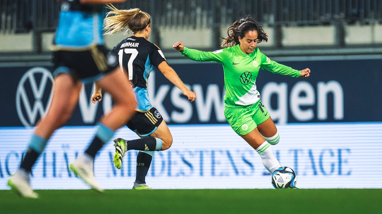 Die VfL-Wolfsburg-Spielerin Nuria Rabano passt den Ball.