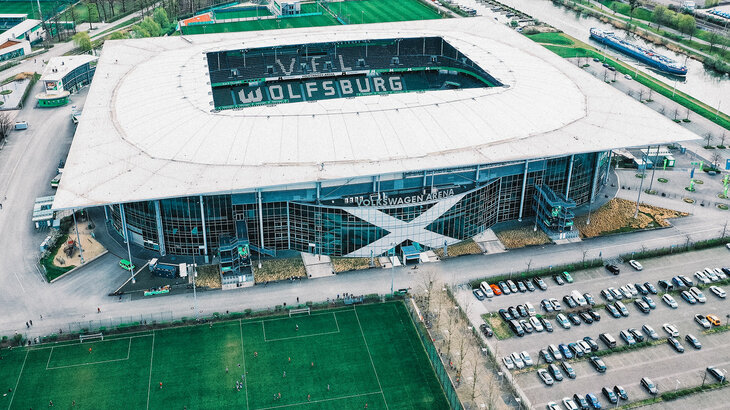 Die Volkswagen Arena des VfL Wolfsburg aus der Vogelperspektive.