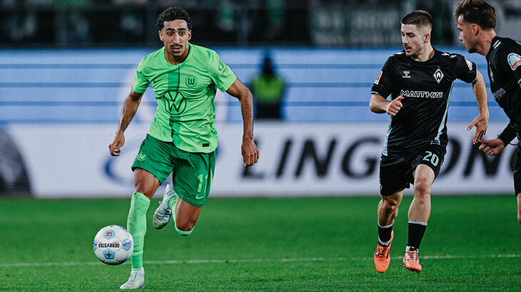 VfL-Wolfsburg-Spieler Tiago Tomas läuft mit dem Ball.