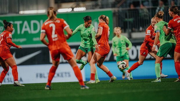 VfL-Wolfsburg-Spielerin Sveindis Jonsdottir im Zweikampf mit einer Gegenspielerin.
