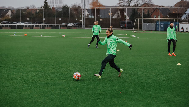 Svenja Huth vom VfL-Wolfsburg beim Abschlusstraining gegen Galatasaray Istanbul. Sie läuft über den Platz. Ihr rechter Fuß ist dabei nach vorne gestreckt, davor der Ball. Ihre linke Hand ist nach hinten gestreckt und ihre rechte Hand nach vorne. 