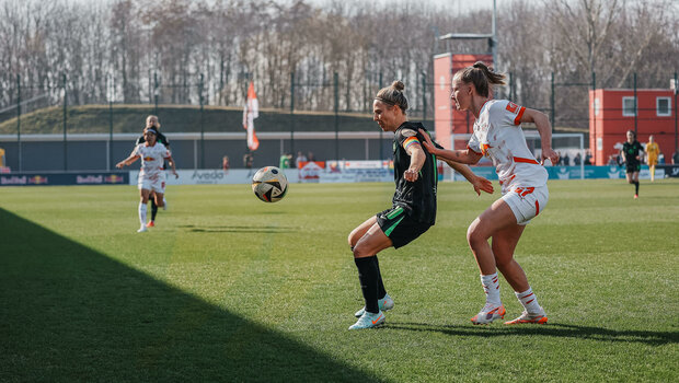 Die VfL-Wolfsburg-Spielerin Svenja Huth im Zweikampf um den Ball.