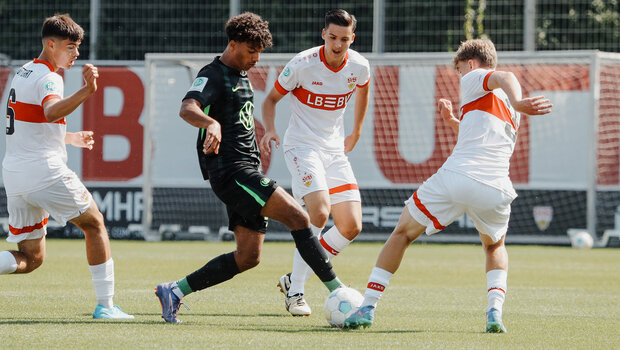 U19-Kapitän Jonathan Akaegbobi vom VfL Wolfsburg im Zweikampf. Mit seinem linken Fuß ist er am Ball dran. Sein Gegenspieler der rechts von ihm ist, ist mit seinem linken Fuß ebenfalls am Ball dran. 