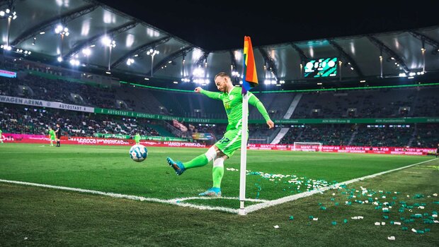 VfL Wolfsburg Spieler Maximilian Arnold feuert einen Schuss aus der Ecke ab.