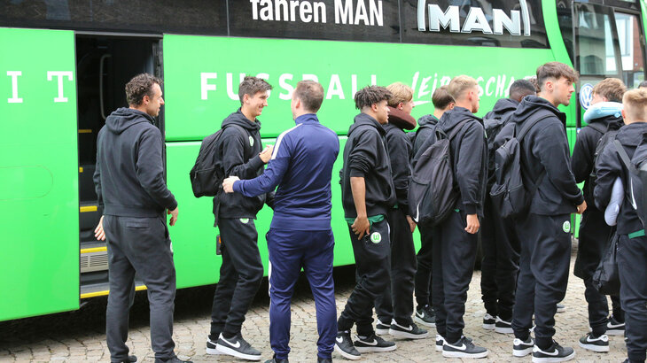 Die U19 des VfL Wolfsburg steigt aus dem Bus.