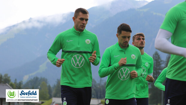 Der VfL Wolfsburg-Spieler Bartol Franjic läuft auf dem Trainingsplatz.