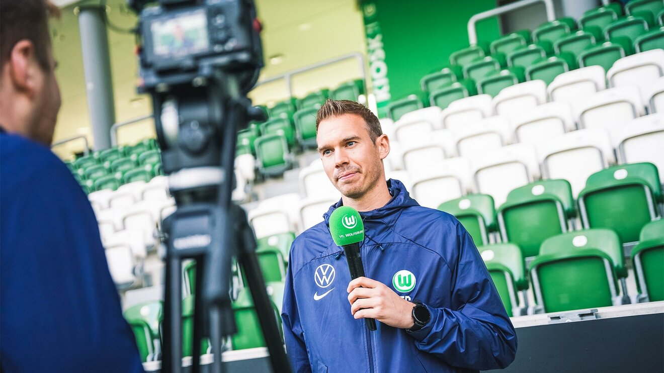 VfL-Wolfsburg-Trainer Tommy Stroot bei einem Interview für das kommende Spiel.