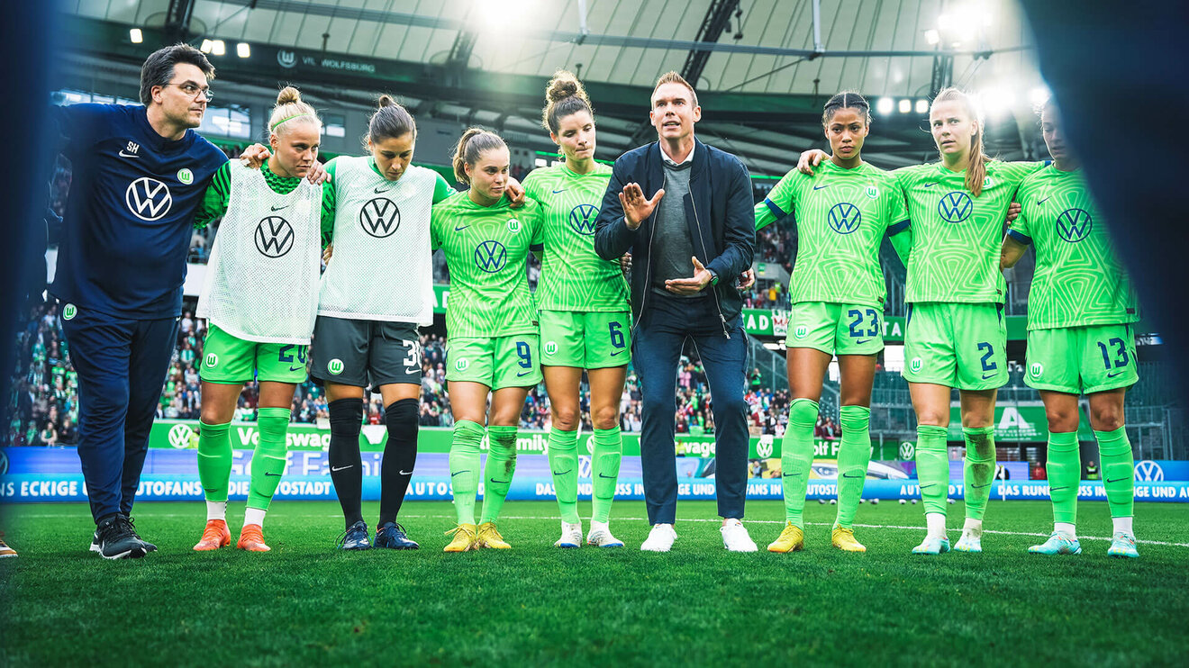 Der Trainer der VfL Wolfsburg-Frauen Tommy Stroot hält im Kreis eine Ansprache.
