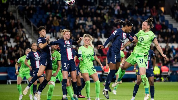 Kopfballsituation nach Ecke der VfL-Wolfsburg-Frauen im Spiel gegen PSG.