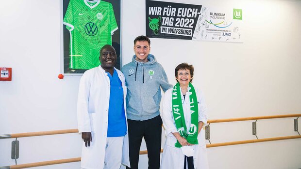 VfL-Wolfsburg-Spieler Kilian Fischer zu Besuch im Krankenhaus an Ostern.