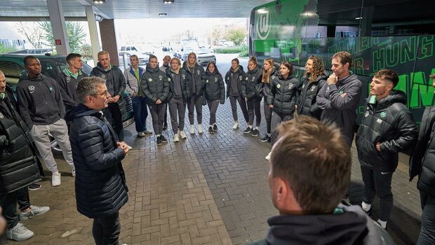 Jesper Gaden, Sportkommunikation Volkswagen, begrüßt die Spielerinnen und Spieler des VfL Wolfsburg im Werk. 