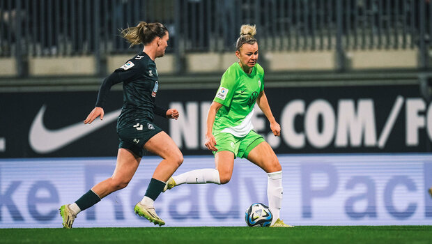 Die VfL-Wolfsburg-Spielerin Lena Lattwein im Zweikampf um den Ball.