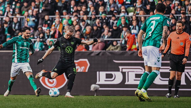 VfL-Wolfsburg-Spieler Patrick Wimmer schießt den Ball.