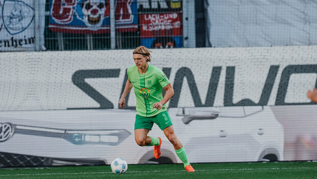 Der VfL-Wolfsburg-Spieler Sebastiaan Bornauw läuft mit dem Ball.