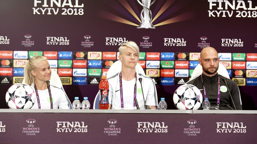 Pernille Harder, Nilla Fischer und VfL-Cheftrainer Stephan Lerch während der Pressekonferenz vor dem UWCL-Finale.