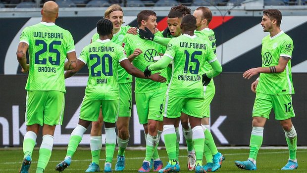 Die Mannschaft des VfL Wolfsburg jubelt nach einem Tor.