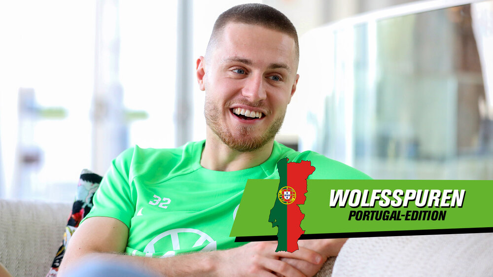 VfL-Wolfsburg-Spieler Mattias Svanberg sitzt auf einem Sofa, gibt ein Interview und lacht.