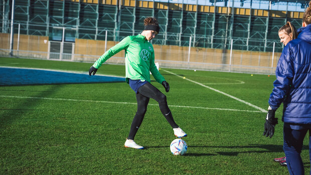 Die VfL Wolfsburg-Spielerin Dominique Janssen spielt den Ball.