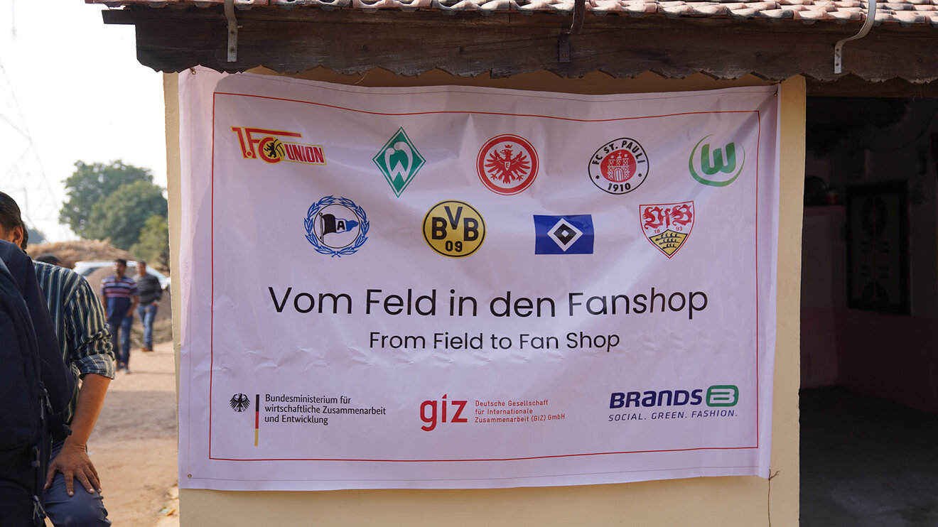 Ein Plakat mit Logos von Bundesligateams um den VfL Wolfsburg.