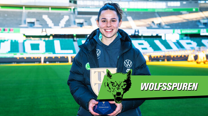 VfL Wolfsburg Spielerin Lena Oberdorf steht mit dem "Team of the Year“ Award von EA Sports in der Volkswagen Arena.