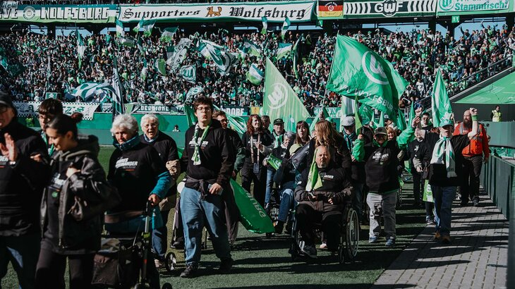 Einlaufkinder am Vielfaltsspieltag.