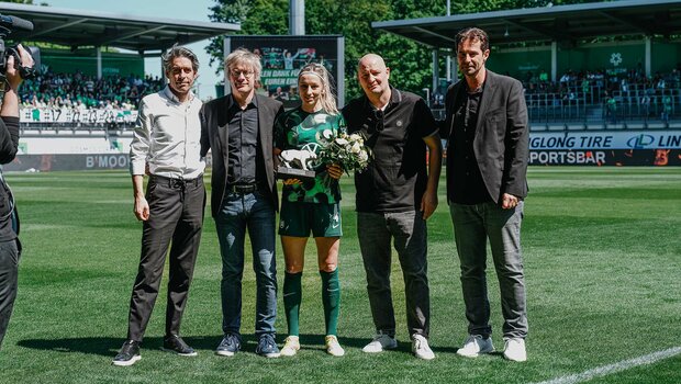 VfL-Wolfsburg-Spielerin Kathy Hendrich wird verabschiedet.