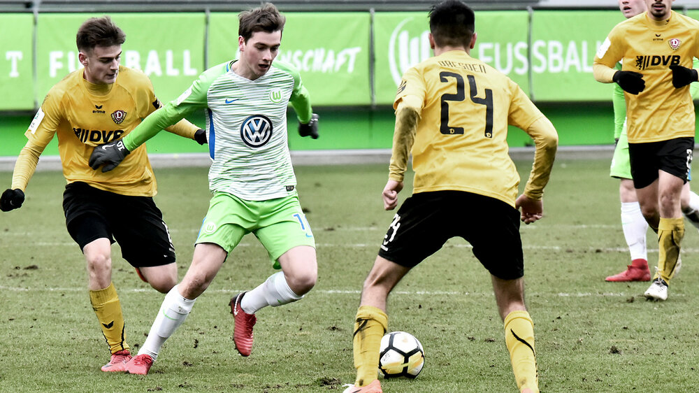 Die VfL Wolfsburg U19 spielt gegen die U-Mannschaft von Dresden. 