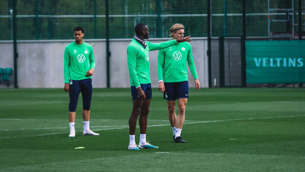 Der VfL-Wolfsburg-Spieler Josuha Guilavogui gibt Anweisungen.
