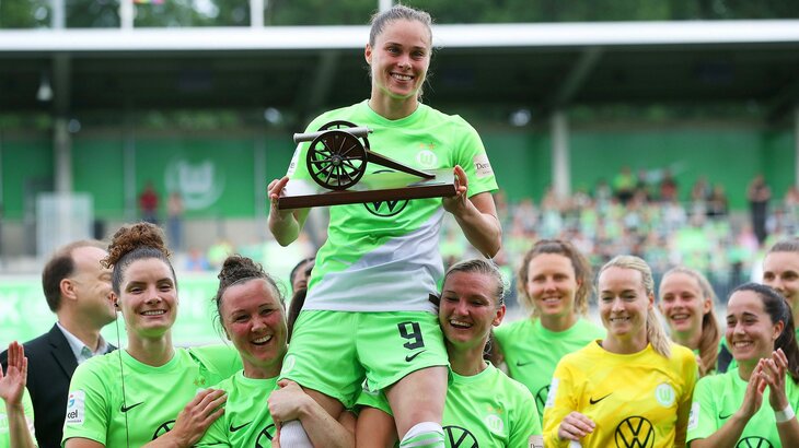 Die VfL-Wolfsburg-Spielerin Ewa Pajor hält die Torjägerinnenkanone in der Hand und wird von Popp und Herging hochgehoben.