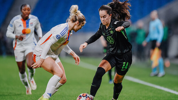 VfL-Wolfsburg-Spielerin Nuria Rabano im Dribbling.