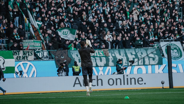 VfL-Wolfsburg-Spieler Marius Müller klatscht in die Hände.