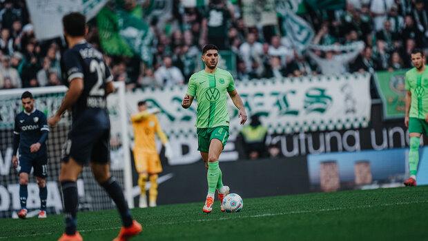 VfL-Wolfsburg-Spieler Konstantinos Koulierakis hat den Ball am Fuß.