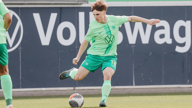 Ein Nachwuchsspieler der U19-Mannschaft des VfL-Wolfsburg schießt den Ball.