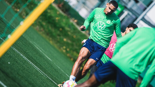 Der VfL-Wolfsburg-Spieler Maxence Lacroix im Passtraining mit Mannschaftskollegen.