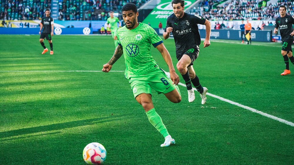 VfL-Wolfsburg-Spieler Paulo Otavio läuft hinter dem Ball her.