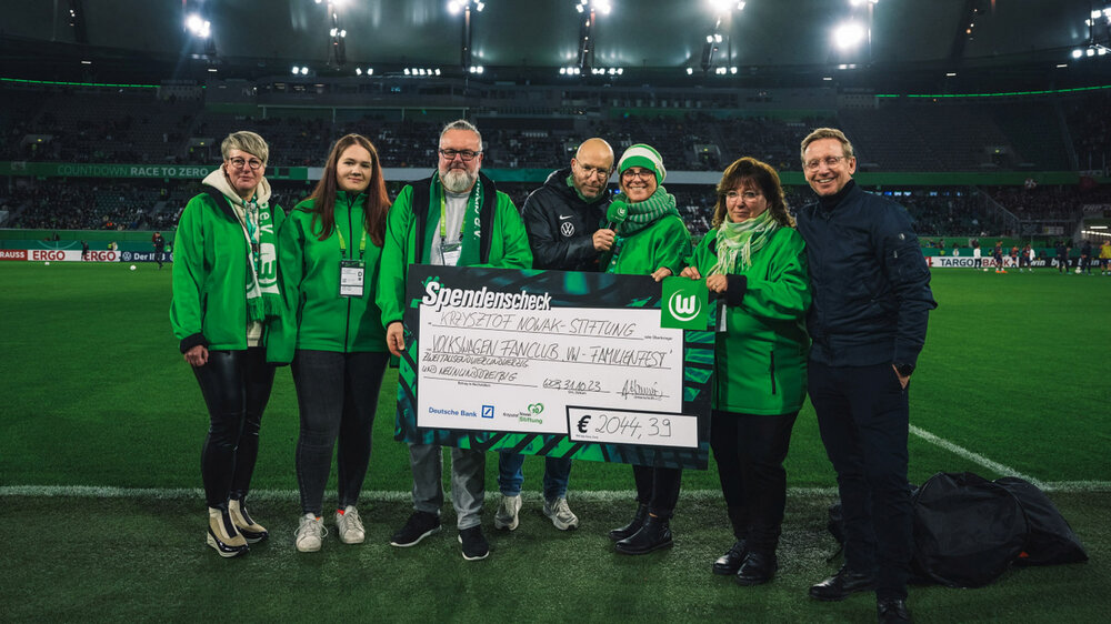 Volkswagen Fanclub übergibt Spendenscheck an Roy Präger, Vertreter der Krzysztof Nowak-Stiftung vom VfL Wolfsburg.
