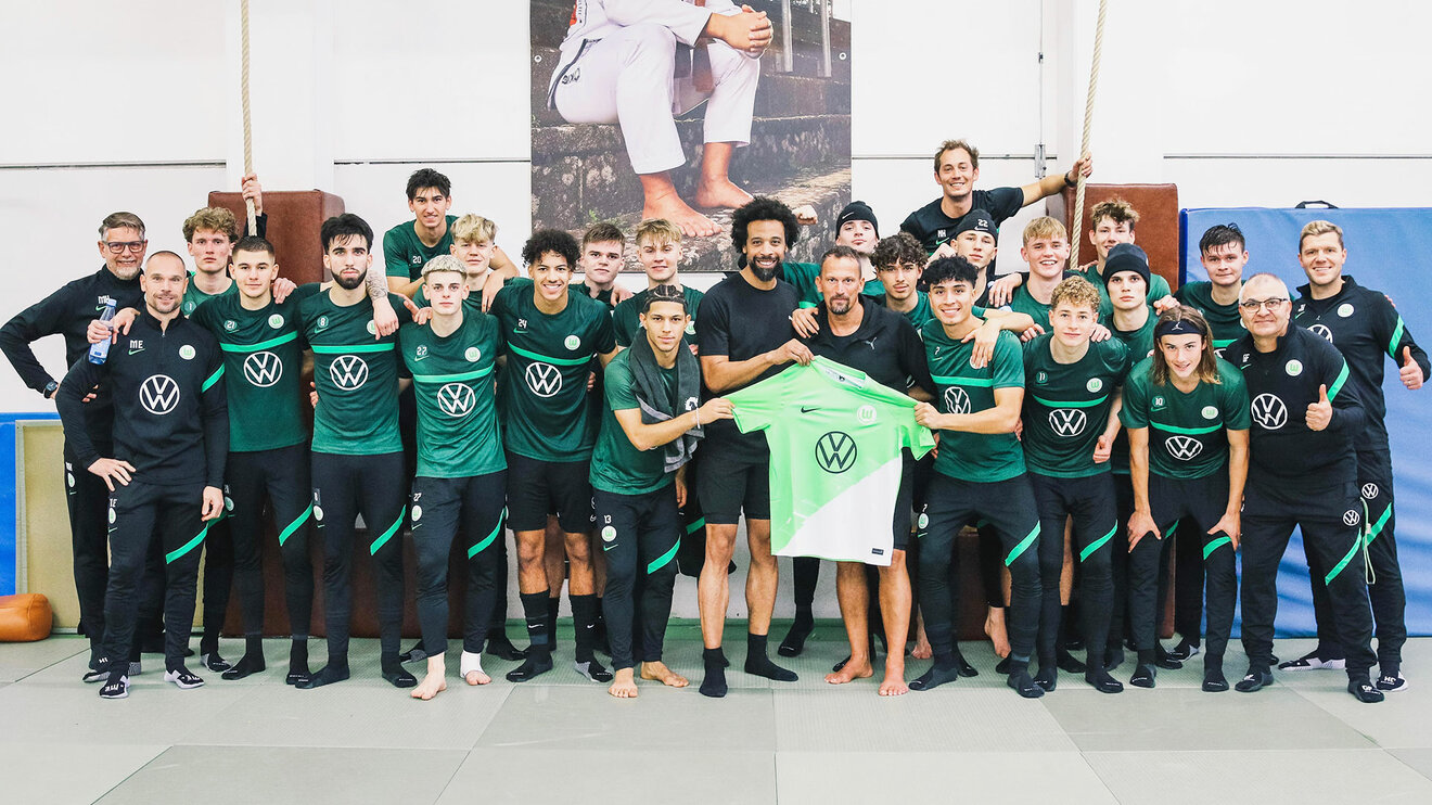 Due U17 Junioren des VfL Wolfsburg posieren nach einer Trainingseinheit mit Houssaine Machmour und Taekwondo-Vize-Weltmeister Sven Linnemann.