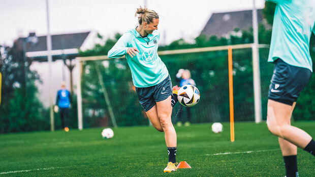 VfL-Wolfsburg-Spielerin Alexandra Popp trickst mit dem Ball.