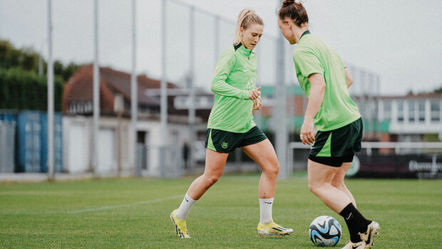VfL-Wolfsburg-Spielerin Rebecka Blomqvist im Kampf um den Ball mit einer Gegenspielerin.