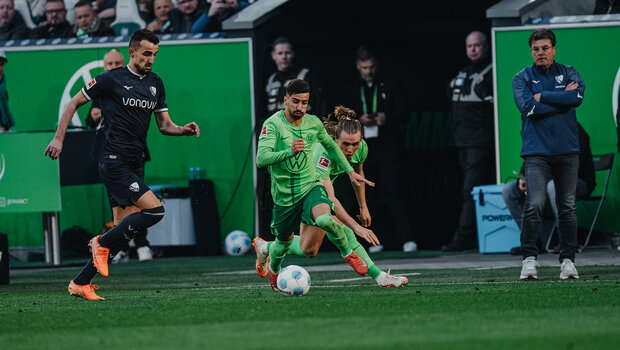 VfL-Wolfsburg-Spieler Mohammed Amoura sprintet an seinem Gegenspieler vorbei.