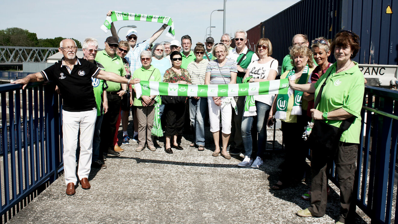 Gruppenbild von Mitgliedern des VfL Wolfsburg Wölfeclubs mit Schals bei einem Auswärtsspiel. Gruppenbild von Mitgliedern des VfL Wolfsburg Wölfeclubs mit Schals bei einem Auswärtsspiel.