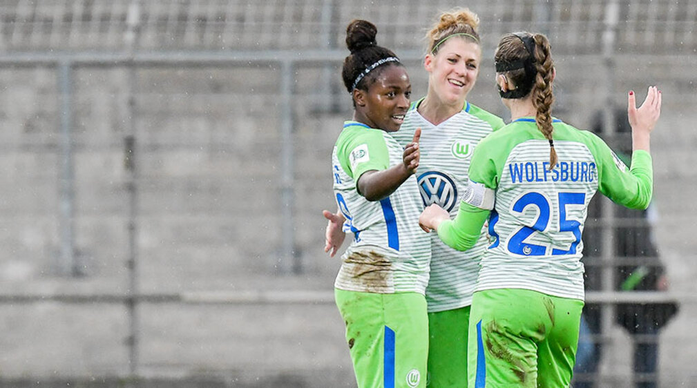 Die U23 der Frauen vom VfL Wolfsburg jubeln. 