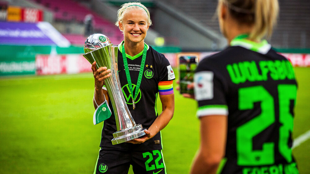 Pernille Harder jubelt mit dem DFB-Pokal in ihren Händen. 