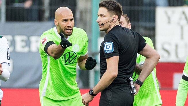 John Brooks ist mit dem Schiedsrichter am Diskutieren.