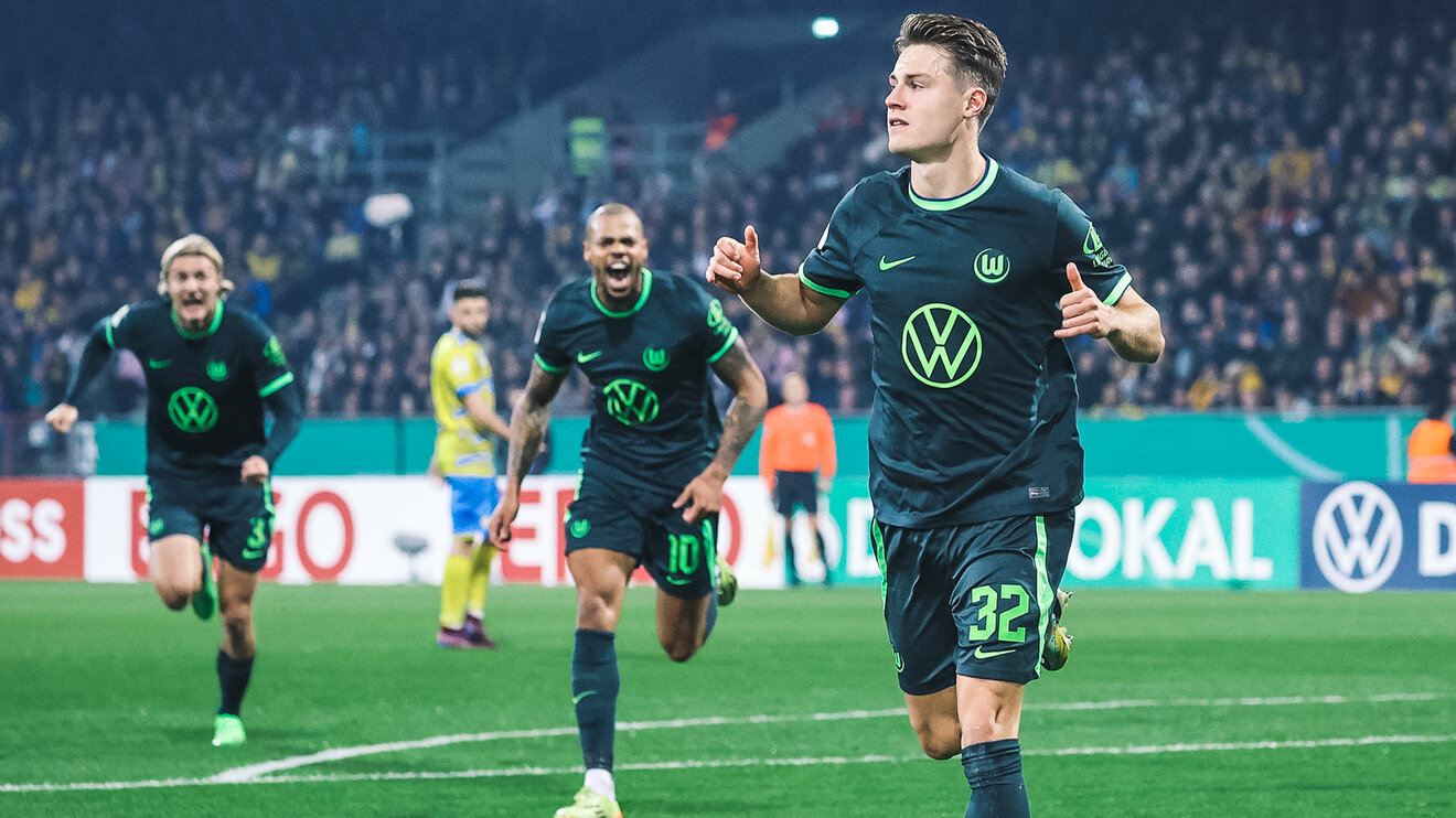 VfL-Wolfsburg-Spieler Mattias Svanberg läuft jubelnd über den Platz.