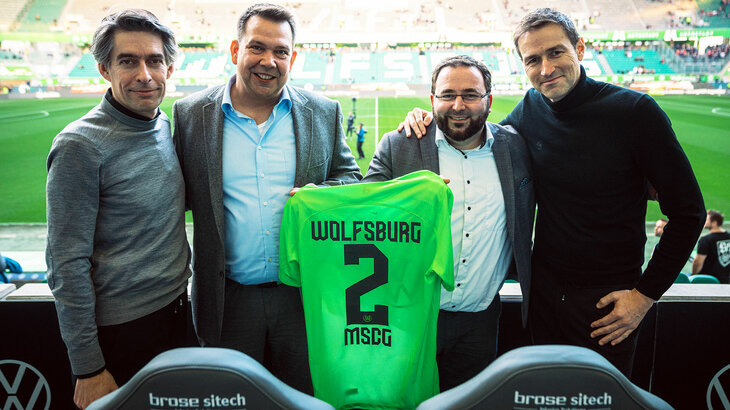 Der Partner des VfL Wolfsburg MSCG hält ein Trikot in der Volkswagen-Arena. Der VfL und das Unternehmen hat die Partnerschaft verlängert.