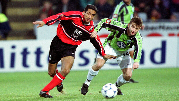 Ein VfL Spieler im Zweikampf um den Ball mit einem Gegner aus Freiburg.