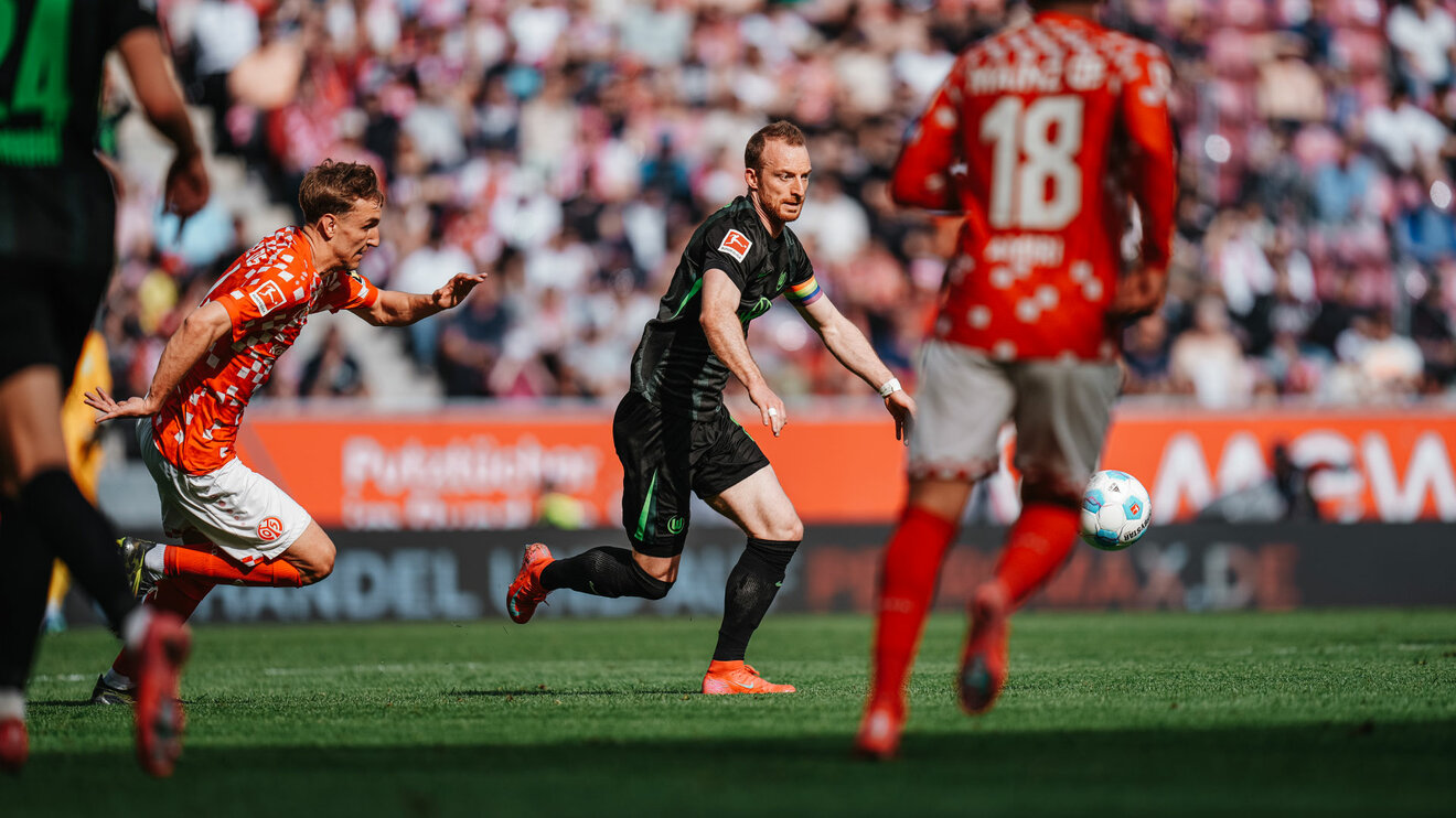 Der VfL-Wolfsburg-Spieler Maximilian Arnold läuft zum Ball.